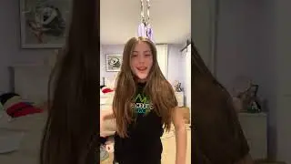 1 brunette!￼