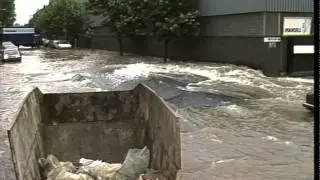 FLOODING - EUSTON STATION. 16 JULY 1987.  SL.129 - 4.  GVS. BIG HOLE IN ST MERTON STREET WATER COMI