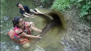 Survival skills: Build fish trap from deep hole - Catch fish for food
