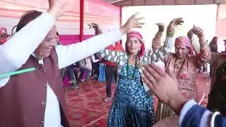 Gram Thapla jaunpur patti paligad, wedding tandi dance by village peoples....     Video by VK studio