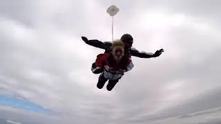Salt cu parasuta Adina Skydive Brasov
