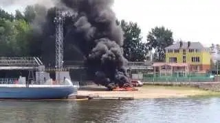 Burning oil for oil jetty in Samara.   Горит нефть на нефтеналивном причале в Самаре.