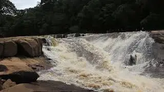 caiaque extremo na corredeira Autorana com rio bombando