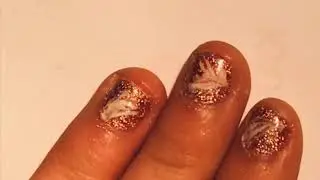 GOLD HOLO NAIL ART