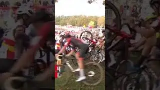 Felipe Orts crashes heavily, but goes on to finish fifth!  #homeofcycling #cyclocross
