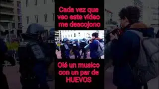 Cada vez que veo este video me descojono ,ole un musico con un par