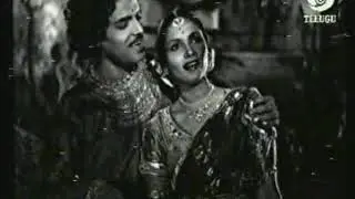 First Kiss scene in Telugu Cinema Industry in Gollabhama movie - Eelapata Raghuramaiah n Anjali Devi