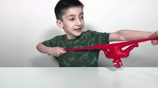 Играем с Stretch Armstrong Мини Вак Мэн.