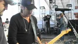 Keith Urban: Keith Sound Checks His Guitar Before His Super Bowl Performance