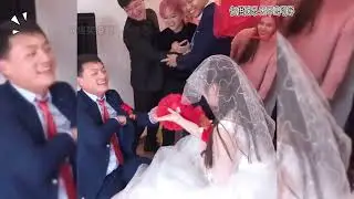 盘点婚礼上的爆笑场面，新郎和伴郎手牵着手拍照，这才是真爱啊