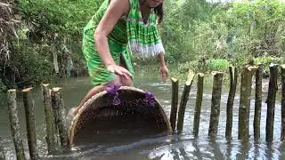 Primitive Skills: Smart Girl's Fishing Skills Catch Fish For Survival
