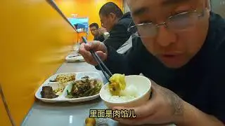 今天吃快餐感觉有点别扭，和进局子吃饭一样，吃饭坐一排。#搞笑 #吃饭 #吃快餐 #打工日常 #记录生活