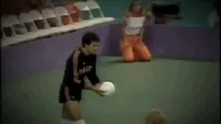Saque viagem completa 30 anos e se torna jogada importante no volei