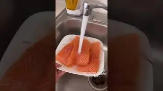 How to prepare raw salmon sushi at home #rawsalmon #sushi #foodtutorial #salmon