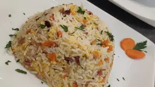 Receta de arroz asiático con huevo y beicon crujiente.