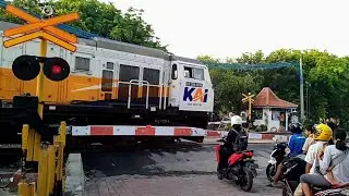 PALANG PINTU PERLINTASAN KERETA API JL LAYUR SEMARANG - KOMPILASI KERETA API