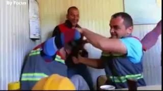tikli adam fena dayak atiyor