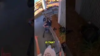 Этот парень просто виртуозно катается на скутерах.