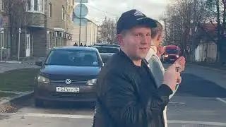 Бабушка на минималках — реакция прохожих.