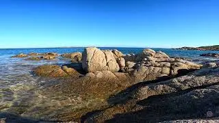 Crique sauvage de la plage de Cala Longa &agrave; Bonifacio en Corse du Sud en face c'est les iles lavezzi