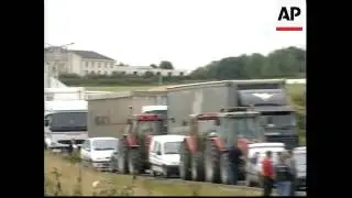 FRANCE: FARMERS BLOCK FREIGHT TRAFFIC
