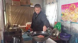东北这爷仨一大早就造了个猪肘子，烀了三个小时，不过也值得了