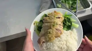 吃白切鸡饭的，啊贵安排个鸡腿给这顾客，还是收白切鸡的钱