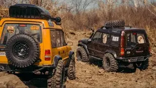 Land Rover Dc1 Easy walking on big wheels Two MST CFX-Ws