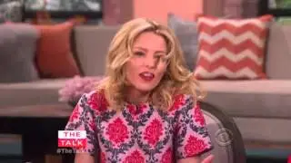 Elizabeth Banks Shows Off Her Feet on 