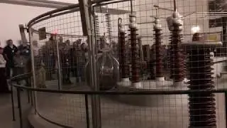 Faraday Cage demo at the Deutsches Museum (Munich)