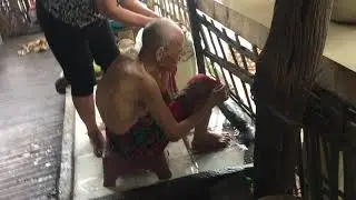 ម៉ាក់ងូតទឹកជូនព្រះរស់ យាយស្រេង
