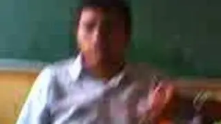 Oso gritandole a nestor