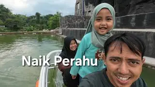 Naik Perahu Plastik