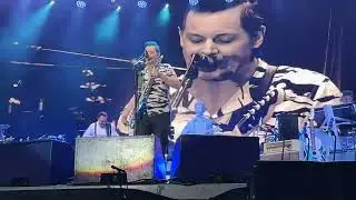@jackwhite &ldquo;Taking Me Back&rdquo; 10/01/22 Dana Point, CA @billystrings watches from side stage Eddie