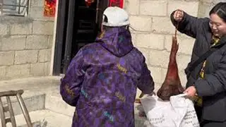 阿姨家的猪蹄，色泽红亮，香气扑鼻，我软磨硬泡许久，阿姨终于松口卖我两只，这两只猪蹄，藏着的全是阿姨对家人满满的爱！#三农 #我的乡村生活 #土特产走出大山 #神农架
