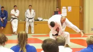 Алексей Будолин демонстрирует технику броска с колен