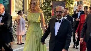 «Mi raccomando, faccia il bravo», il ministro Sangiuliano mano nella mano con la moglie