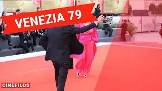 Amanda Lear sul red carpet di Venezia 79