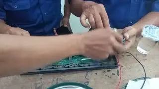 Teknisi Electronic Service Association(ESA) sedang merakit running text.