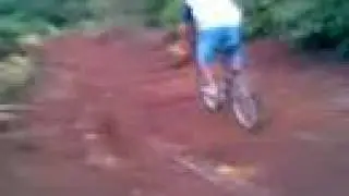 Descendo a estrada de bike.