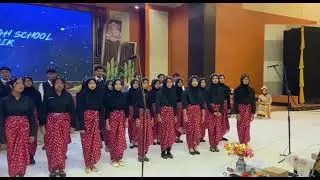 Panduan Suara SMP Satya Dharma Sudiana dalam pelepasan siswa kelas 9 TA 2024/2025