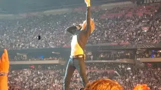 Mick Jagger surprises the fans in Amsterdam during Honky Tonk Women - The Rolling Stones 2022