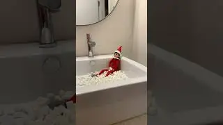Christmas Elf in the Bath 🧝 #shorts