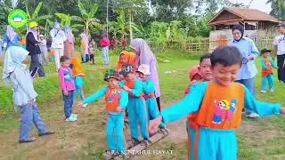 keseruan outingclass kita,, mengenal mainan tradisional dan menangkap ikan di empang... 