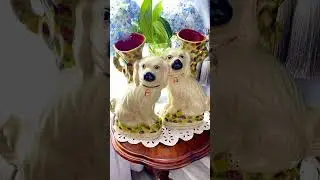 Вазы в образе Стаффордширских спаниелей.