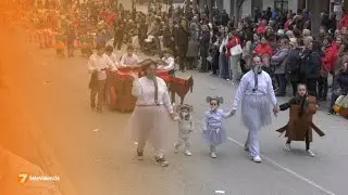Aldaia se llena de sátira y color en la Cabalgata del Ninot