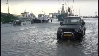 Effe Snel: Hoog water op Terschelling: parkeerplaats onder water