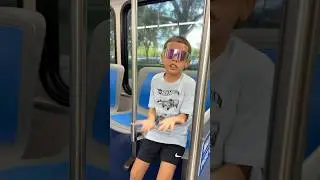 Vater erwischt Sohn beim Versuch, den Bus zu verlassen!