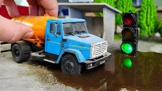Машины проезжают большую огромную лужу! Про машинки