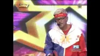 'Freddie Roach' does husky karaoke on 'Showtime'